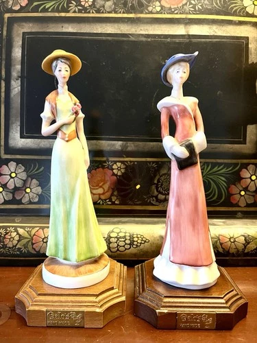 Lot of 2 Galos Porcelain Statuettes 1900s Series 1391E and 1392E - H.23cm 1900s