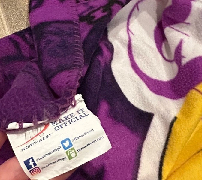 Los Angeles Lakers Graffiti Plush Throw Blanket 50" x 60" - Image 4 of 4