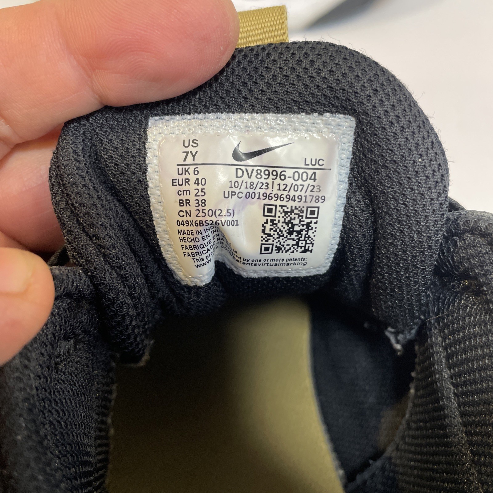 Nike Team Hustle D 11 GS Black Gold White Kids Shoes DV8996-004 Size 7Y thumbnail 2