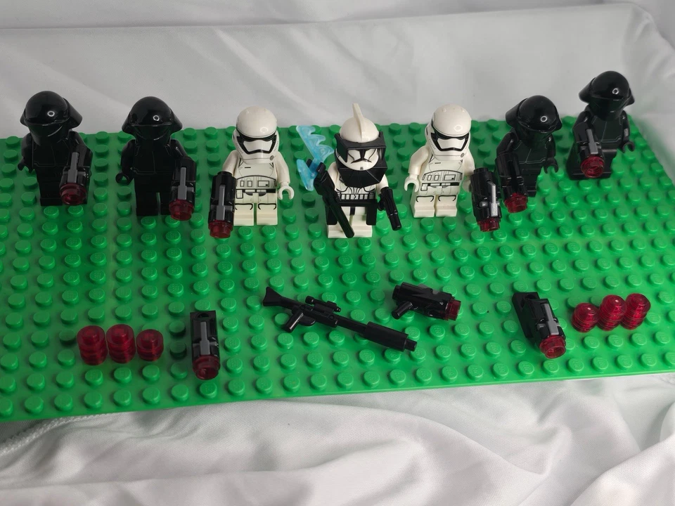 Minifiguras LEGO First Order Crew Floet Engineer, Storm Trooper y Clone Trooper Foto 4 de 4
