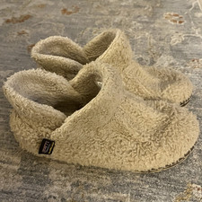 L.L.Bean Women  s Slip-On Slippers Beige Faux Fur Lined Rubber Sole 9
