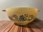 Vintage Pyrex Cinderella 2.5 Quart Mixing Bowl 443 in the "Homestead" Pattern