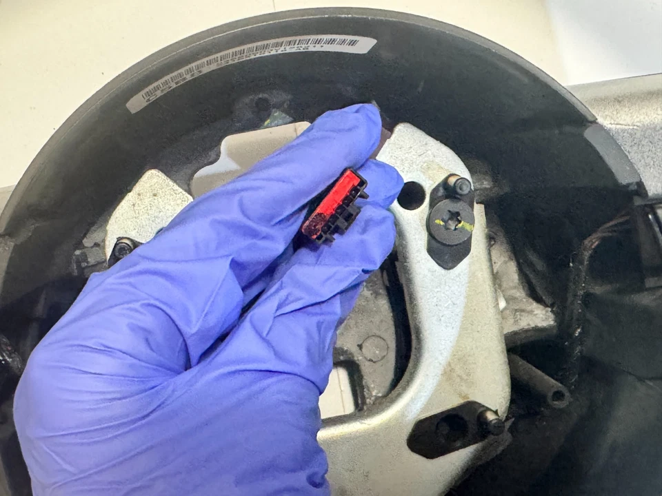 Volante Ford Mustang 2005-2009 con botones de interruptor de crucero OEM Foto 3 de 4