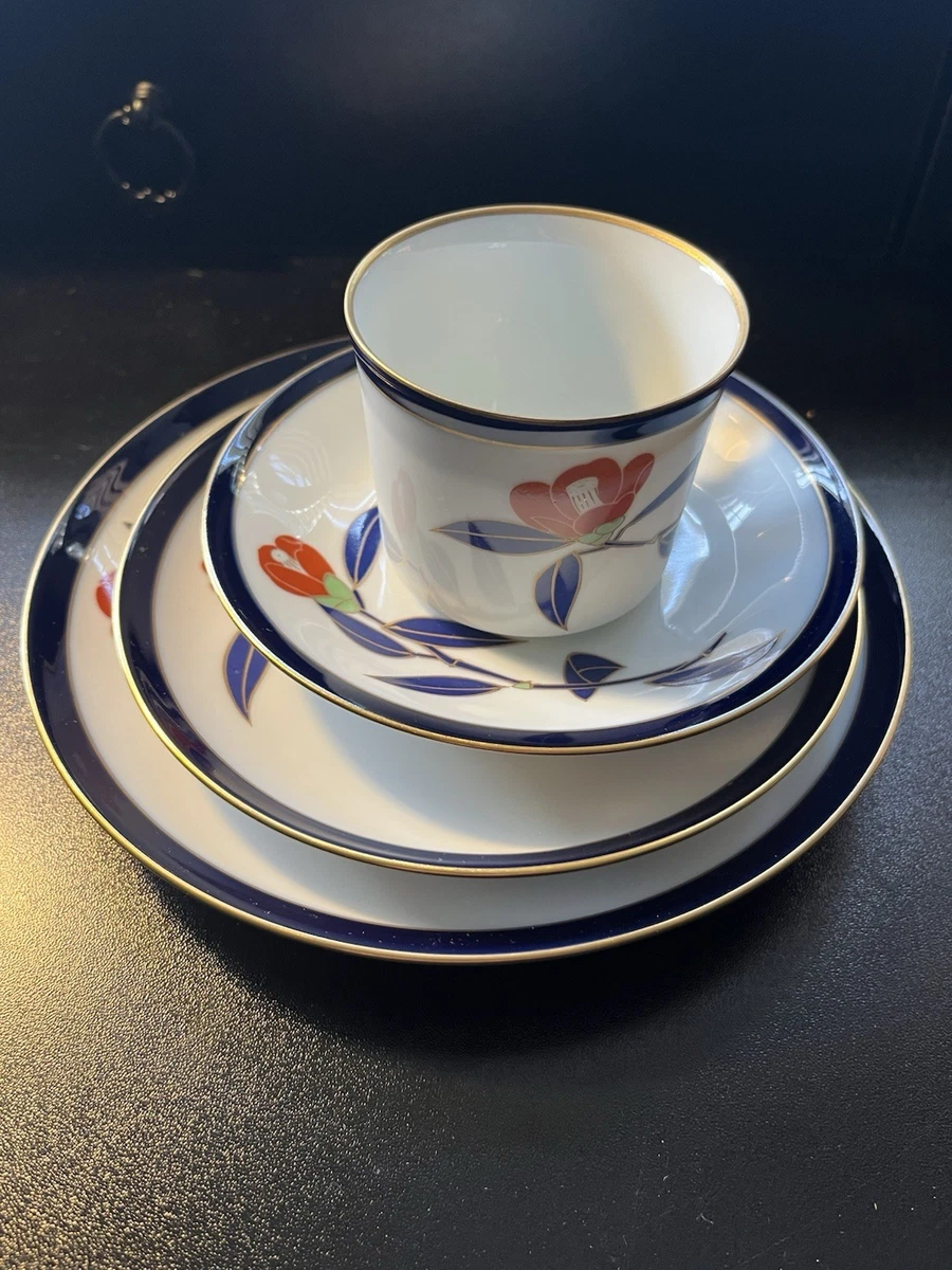 Set De Sake Japonais Koransha - 2 Bouteilles (tokkuri) Et 5 Tasses (choko) - Cobalt Et Motif Forêt - Occasion Non Utilisé
