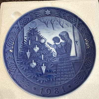 Vintage 1981 Royal Copenhagen Christmas Plate  Admiring The Christmas Tree 