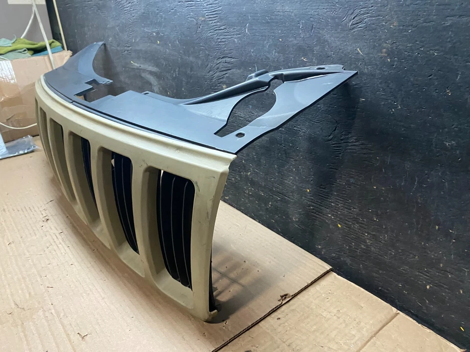 2005 2006 2007 Jeep Grand Cherokee Front Upper Grill Grille OEM U7883 DG - Image 2 of 4