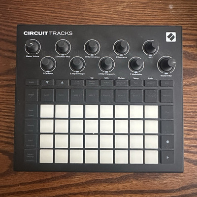 Novation Circuit Tracks Groovebox Sampler/Sequencer 32-Pad Tabletop Black