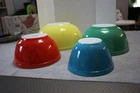 PYREX NESTING BOWLS-SET OF 4