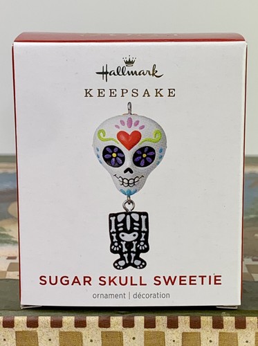 Hallmark Halloween Miniatures Sugar Skull Sweetie Ornament 2021 New in Box - Bild 1 von 2