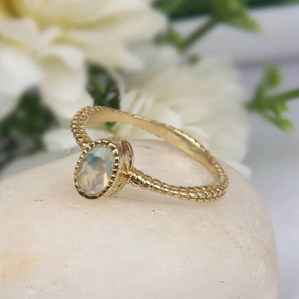 Anillo de compromiso ovalado enchapado en oro amarillo ópalo etíope para mujer  Foto 2 de 4