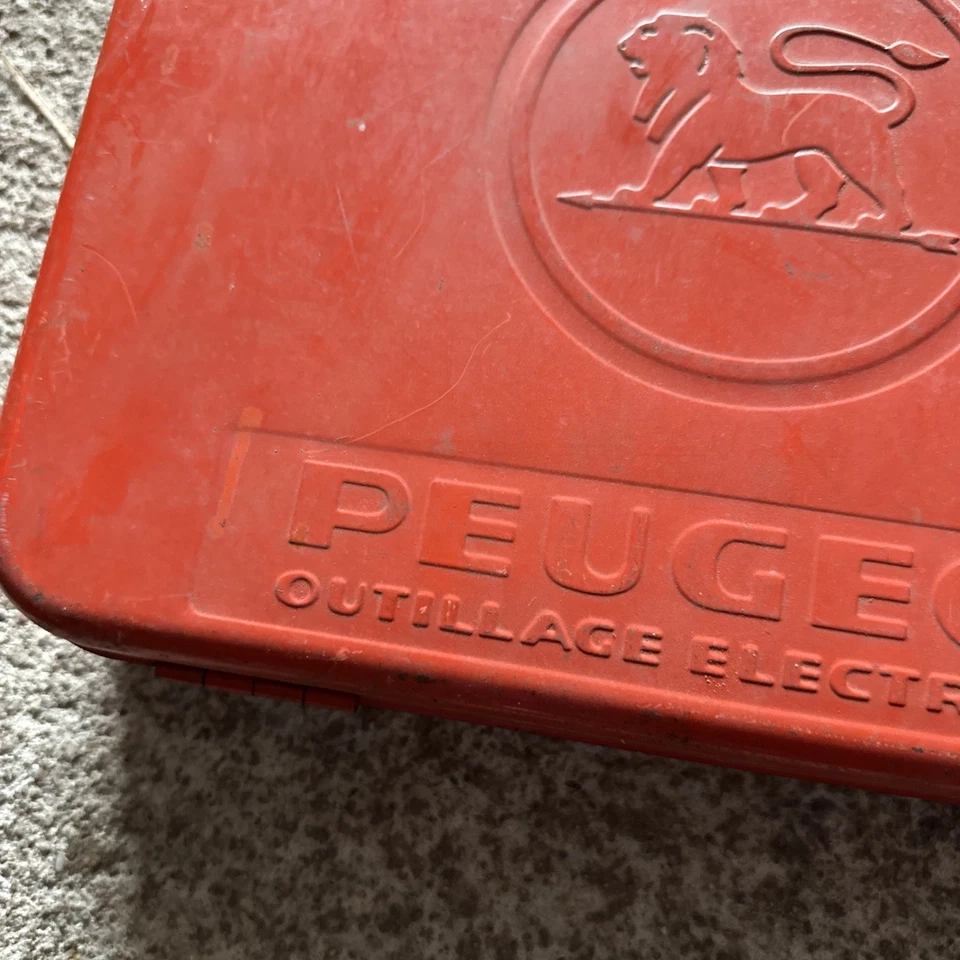 PEUGEOT Ancienne Boîte métallique d outillages électrique rouge  vide - Photo 3/4