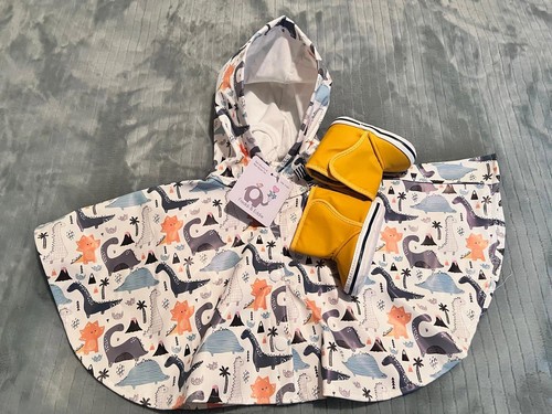 2 piece NWT Baby boy or girl unisex Rain coat & rain boots set (0-6m)