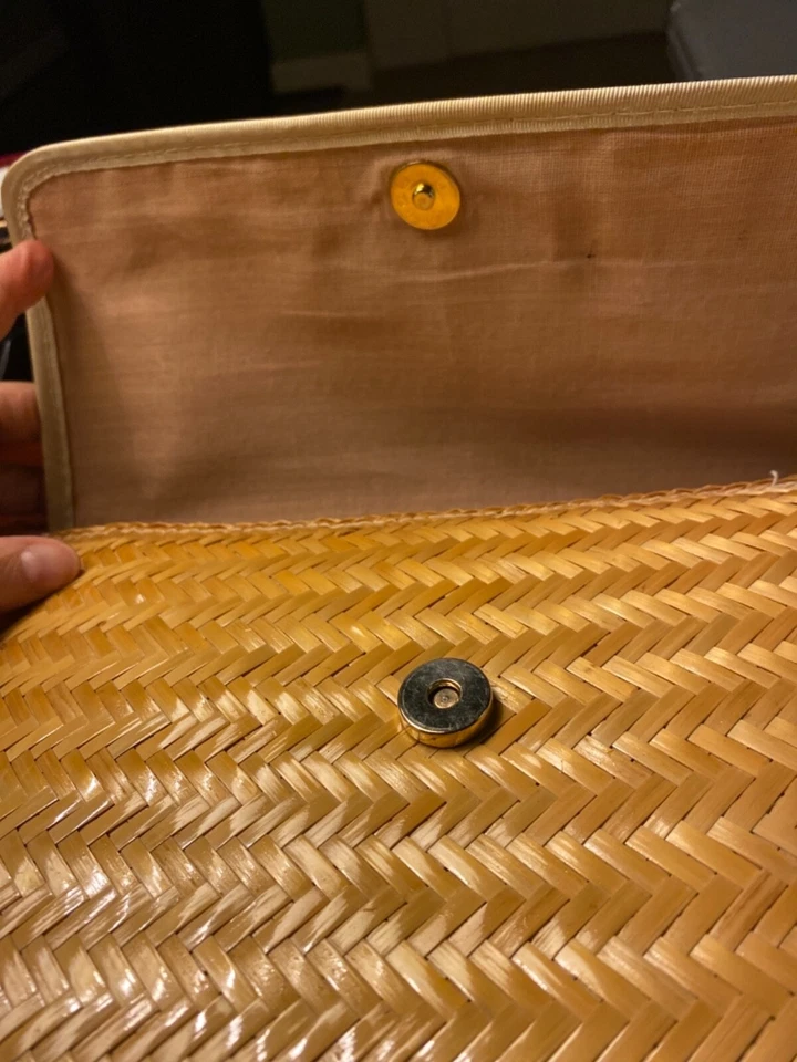 BOLSO DE HOMBRO DE PAJA FORRADO VINTAGE HECHO EN FILIPINAS CON MEDALLÓN BORLA Foto 4 de 4