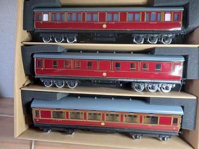 SPUR O DARSTEAD REISEBUS-SET LMS PERIODE 11 WERKSEITIG AUSGESTATTETE BELEUCHTUNG VERPACKT NEU (BEO)