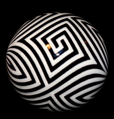 MARK MATTHEWS GLASS MARBLE/2.177''ITTY BITTY MAZE-GEOMETRIC B/W PERFECTION/FAST 