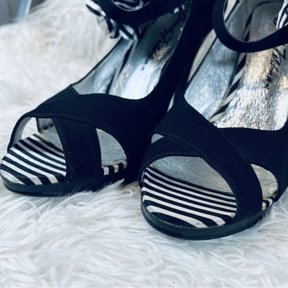 Beverly Feldman 9.5 Negro/Blanco Rayas Seda Flor Acento Peep Toe Tacones Altos Foto 3 de 4