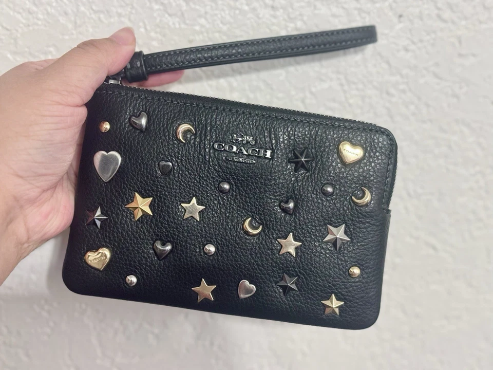 NUEVO CON ETIQUETAS Coach Esquina Cremallera Muñequera Remaches Gunmetal/Negro Multi Guijarro Cuero CCJ75 Foto 2 de 4