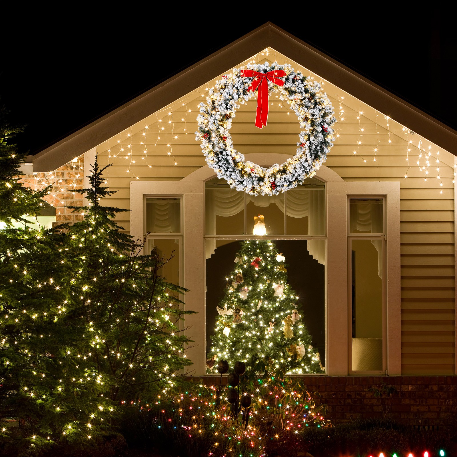 60in Christmas Wreath Pre-lit Snow Flocked w/ Lights, Ornaments for Holiday