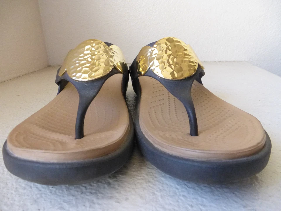 Босоножки Crocs женские 8 Sanrah украшенные на танкетке шлепанцы медальон стринги туфли - Изображение 4 из 4