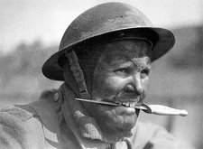 WW2 Photo WWII British Commando with Dagger Fairbairn-Sykes World War Two / 1210