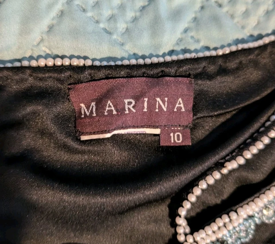 Vestido curto Marina preto alça espaguete branco azul lantejoulas frisadas tamanho 10 - Imagem 4 de 4