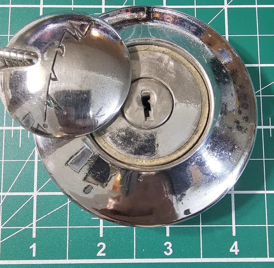 Tapa de gas de bloqueo cromado Nash, sin llave RARA Foto 2 de 4