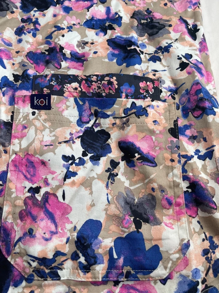 Blusa Médica Koi Elástica Cuello en V Floral | XL, Multicolor, 98% Mezcla de Algodón Foto 3 de 4