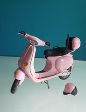 "MATTEL" Moto Scooter "VESPA PIAGGIO", 2002, plastica, colore rosa + casco.