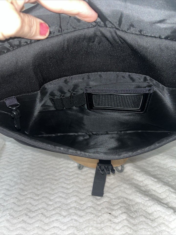 Targus Black 16" Messenger Bag. Adjustable Shoulder Strap. Padded For