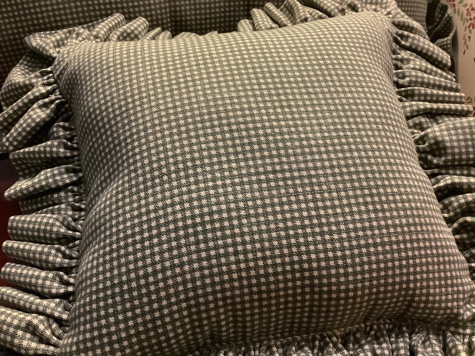 (2) Travesseiros pequenos xadrez e com babados verdes/brancos~2 tamanhos~algodão/excelente~BOM~ - Imagem 3 de 4