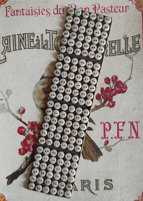 Ancienne plaquette de 144 petits boutons en verre nacré FB 74 FRANCE - Mercerie - Photo 1/4