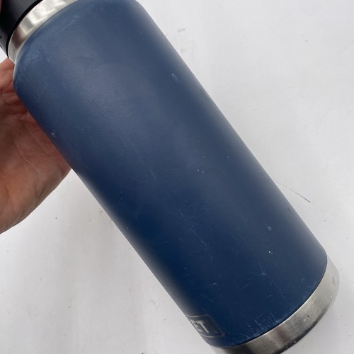 Yeti Rambler 36 OZ bottiglia blu tappo a ribalta VEDI FOTO mostra usura INCISO - Foto 7 di 14