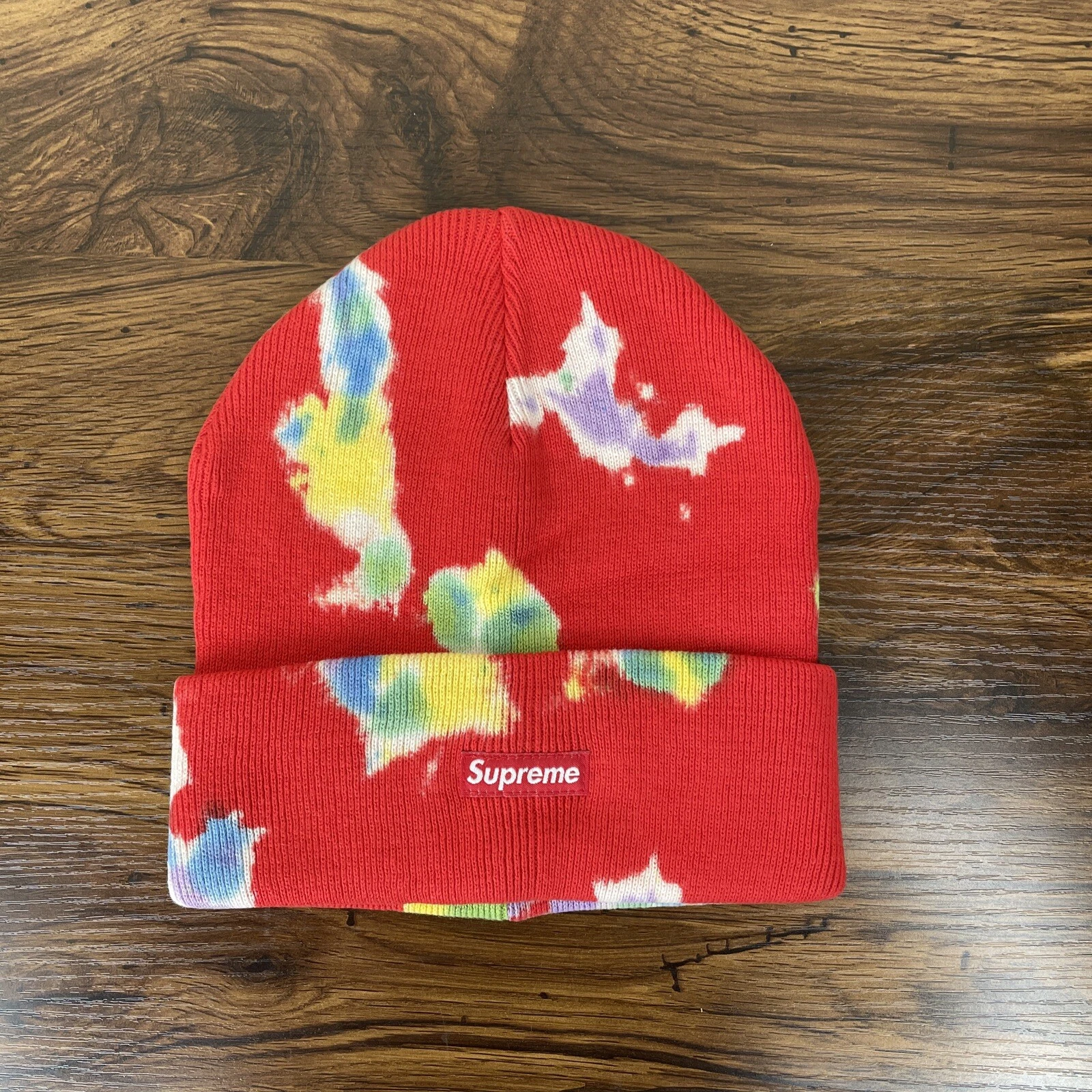Beanie rouge teint Supreme Splatter   Non porté chaque bonnet a un motif de colorant unique