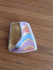 Schmuck-Brosche der Firma Rosenthal aus Porzellan