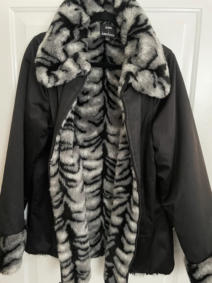 Abrigo Dennis Basso Reversible Imitación Piel Negro Blanco Y Gris Estampado Animal Foto 2 de 4