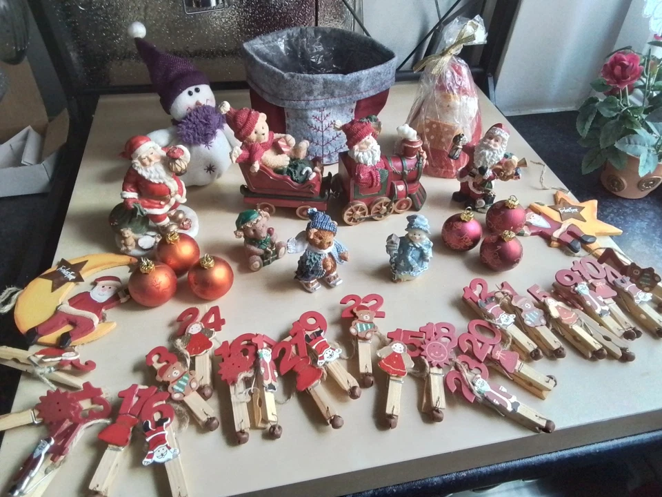 Weihnachtskonvolut- Dekoration (17 Teile) + 10 goldene Kugeln - gebraucht 