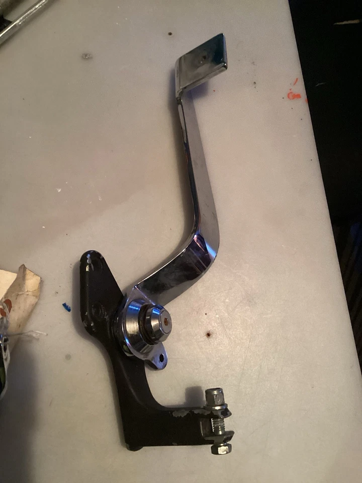 Soporte de montaje controles delanteros derecho e izquierdo Harley Davidson Dyna Wide Glide Foto 2 de 4