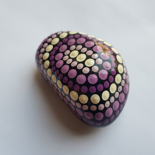 Pisapapeles Mandala Art Stone Guijarro puntos pintado violeta lila meditación - Imagen 2 de 14