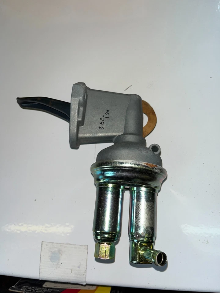 Nueva bomba de combustible Airtex 6807 de stock antiguo para Ford serie E y F 300 seis Foto 2 de 3