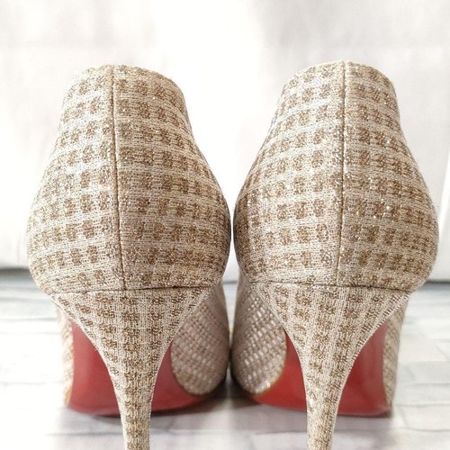 Christian Louboutin Spiky Shell 100 Bombas Oro Blanco Tachuelas Talla 6 EE. UU. Excelente - Imagen 10 de 19