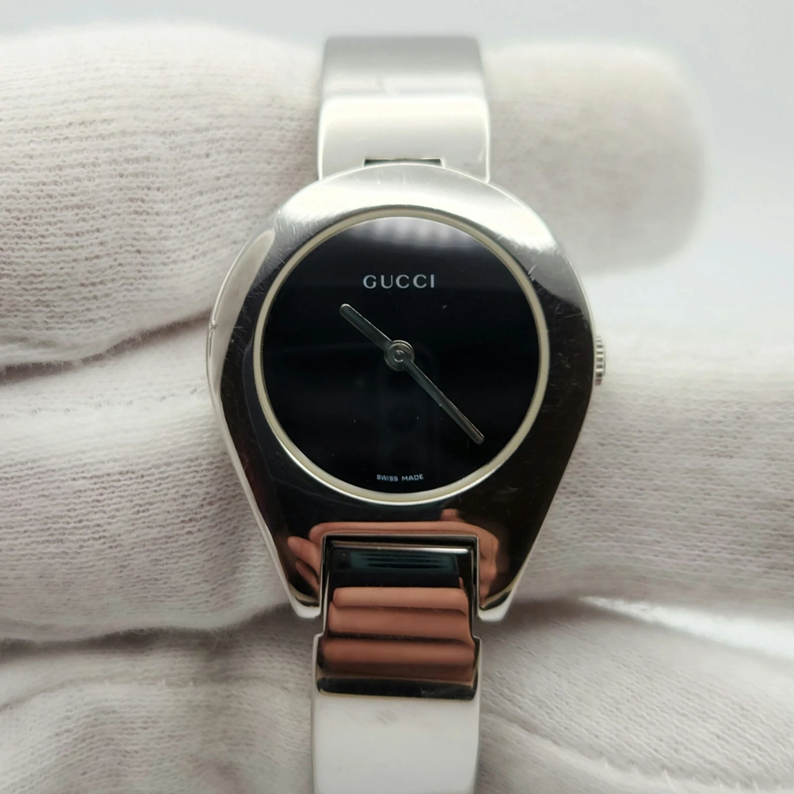 Montre femme Gucci 6700 L ton argent avec cadran noir fabrication suisse à quartz