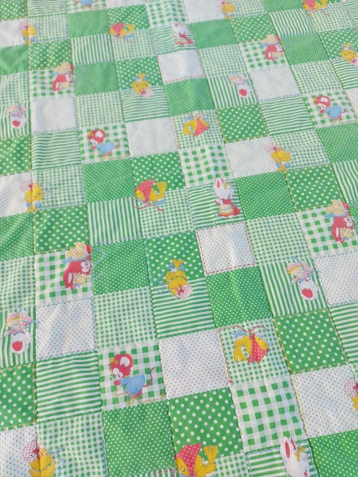 Manta de cuna vintage hecha a mano acolchada cuadrados verde amarillo conejitos patos bebé Foto 3 de 4