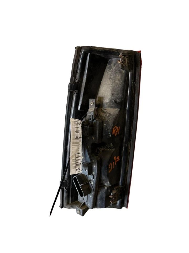 93 94 95 96 97 98 99 GMC PICKUP 1500 Tail Light Lamp Assembly Right Passenger - Image 4 of 4