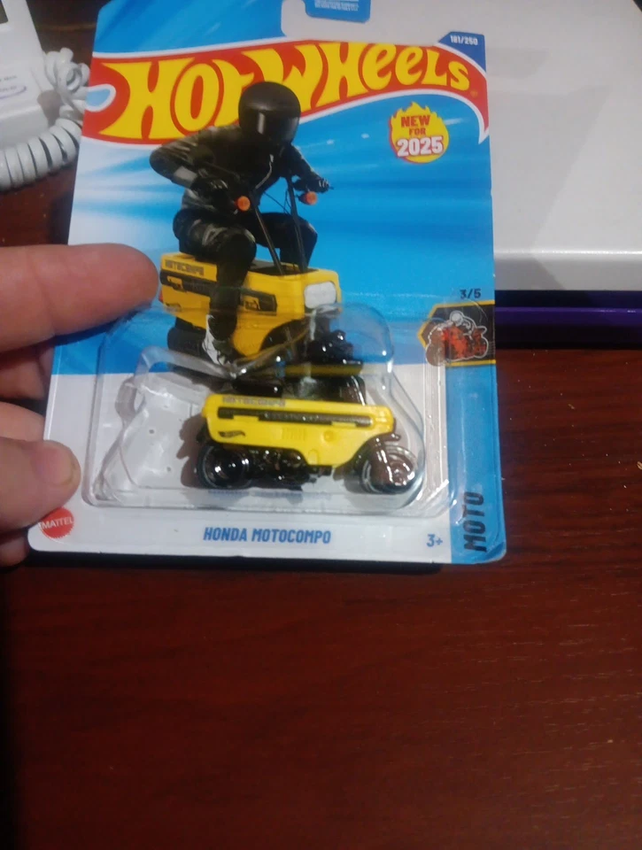 HOTWHEELS, NUEVO EN CAJA, 2025, HONDA MOTOCOMP AMARILLO, MOTO, 181/250, 3/5. Foto 4 de 4