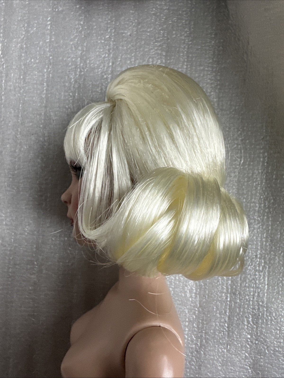 Аксессуары для кукол Tonner Ellowyne Wilde 1960’s Bouffant Raised Hairstyle Doll Wig Blonde Size 6-7 — фото 6