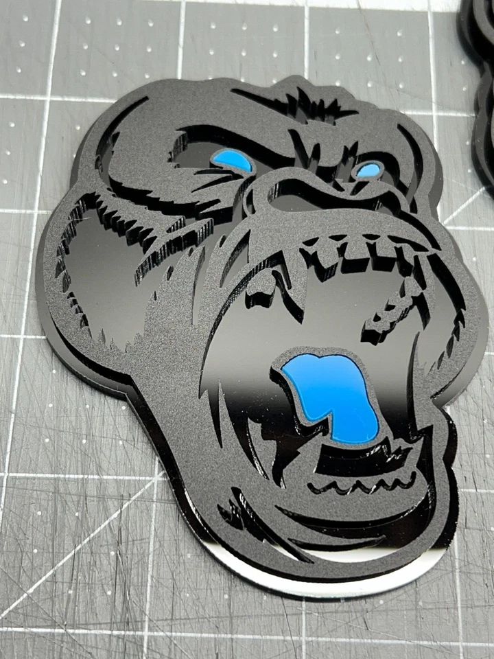 Insignia emblema coche camión ojo azul L Angry Gorilla negro mate paquete personalizado de 2 Foto 4 de 4