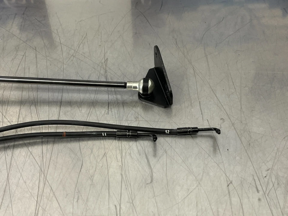 2008 Bmw 650i Tonneau 盖液压升降缸 - 左起子 - E64 - 152k — 第 2/4 张图片