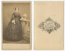 CIVIL WAR ERA LADY FROM WILLIAMSBURGH, NY, GRAY CDV STUDIO PORTRAIT