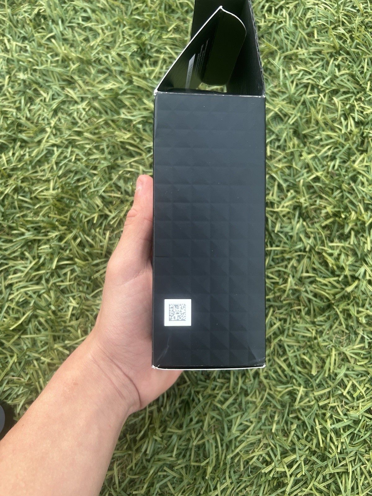 Valentino Uomo Born in Roma Intense EDP Men’s Cologne – Long Lasting Bold Scent thumbnail 9