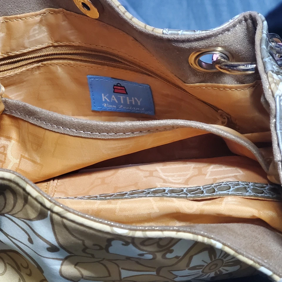 Cartera de diseñador Kathy Van Zeeland. Cierre magnético multibolsillo, con cadena y dijes Foto 2 de 2